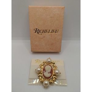 Vintage Gold Tone Cameo Brooch/Pendant With Simulated Pearls
